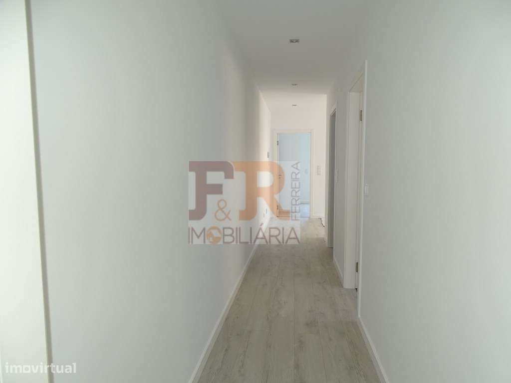 Moradia Geminada Duplex T3 semi-nova com Pérgula , Fernão Ferro
di...-10