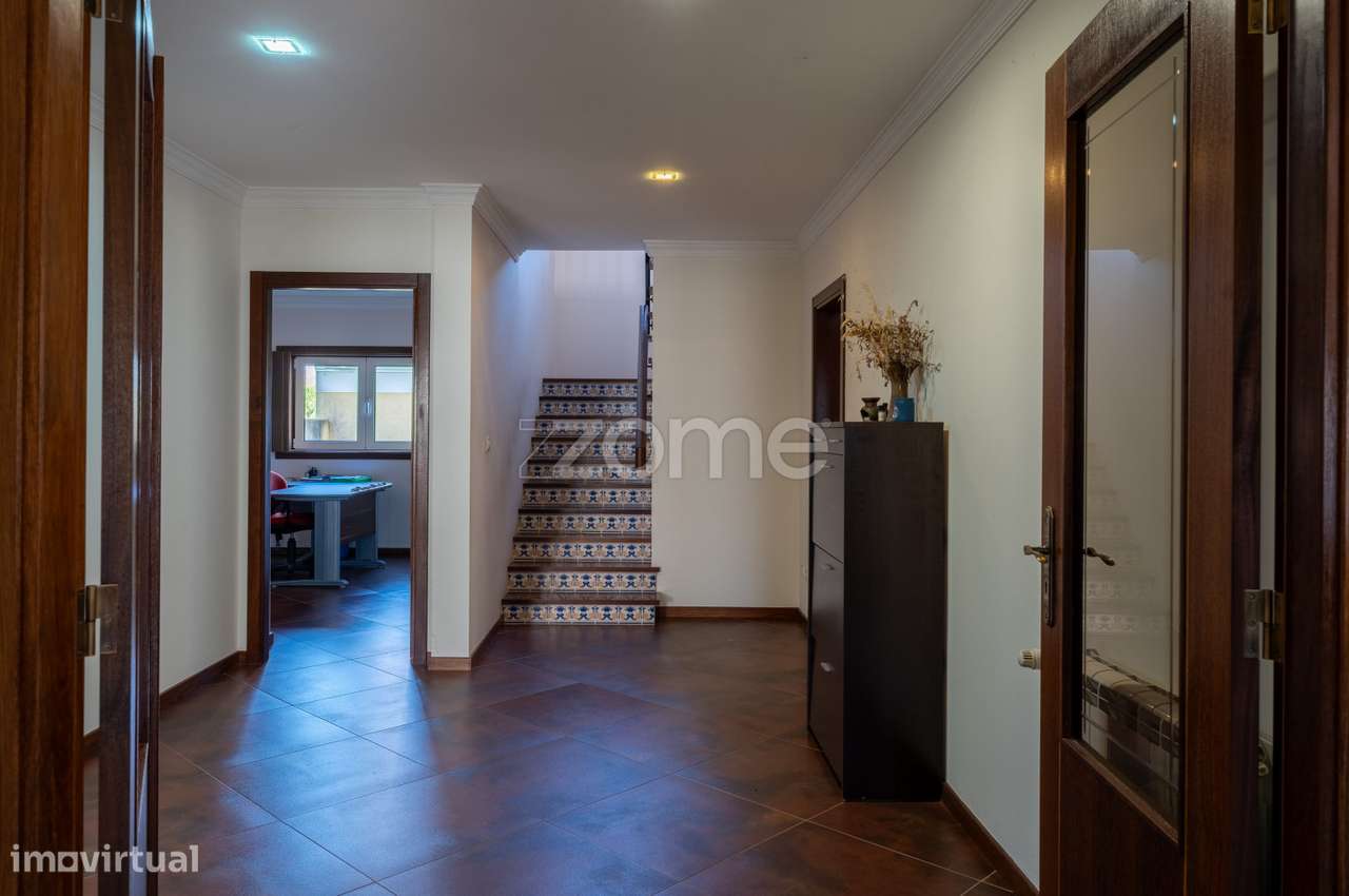 Moradia individual T5 com garagem e terreno em Fonte de Angeão - Grande imagem: 4/39