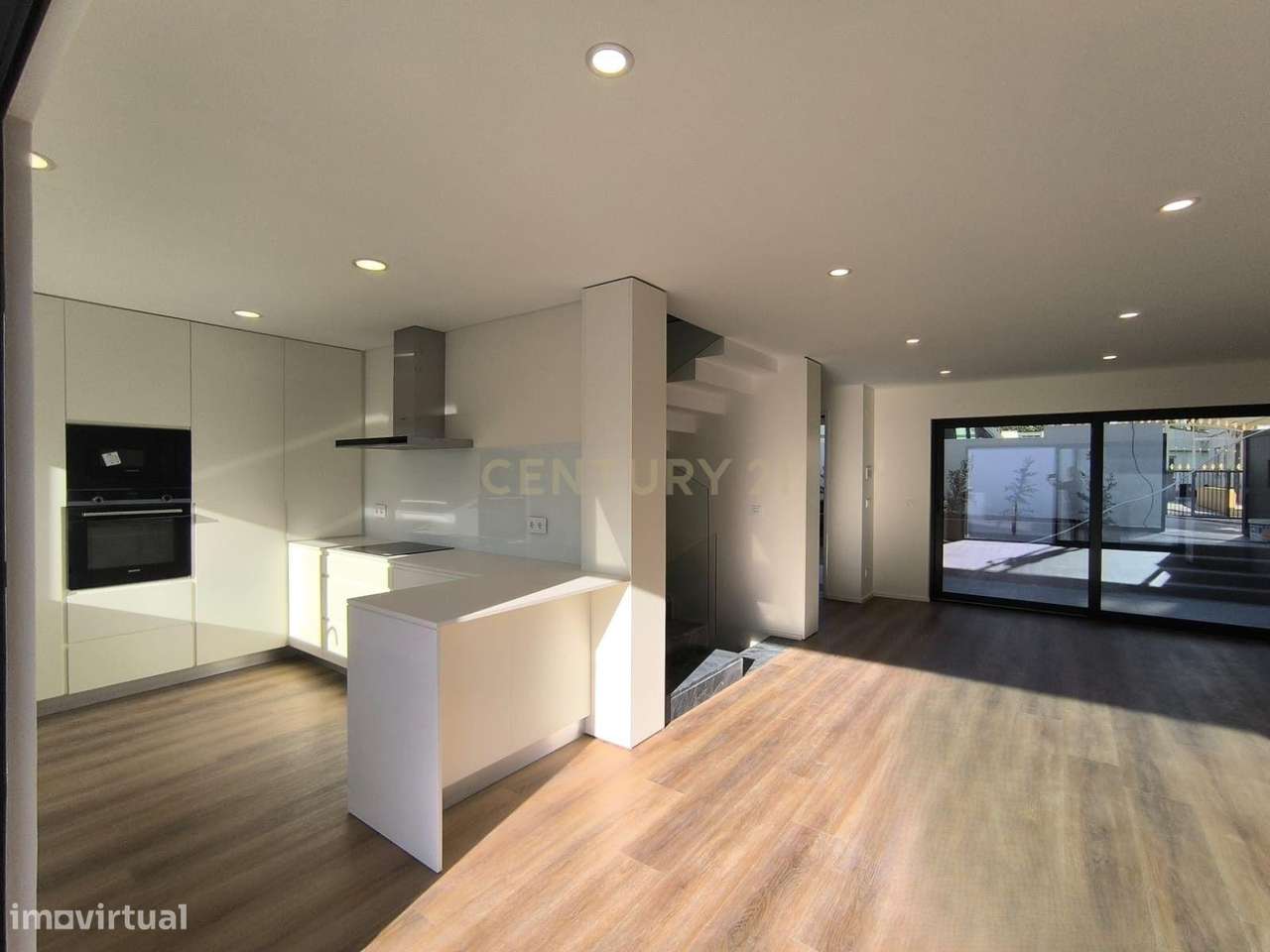 MORADIA CONTEMPORÂNEA T3+1 COM PISCINA NA CHARNECA DA CAPARICA – A 5 M - Grande imagem: 4/60