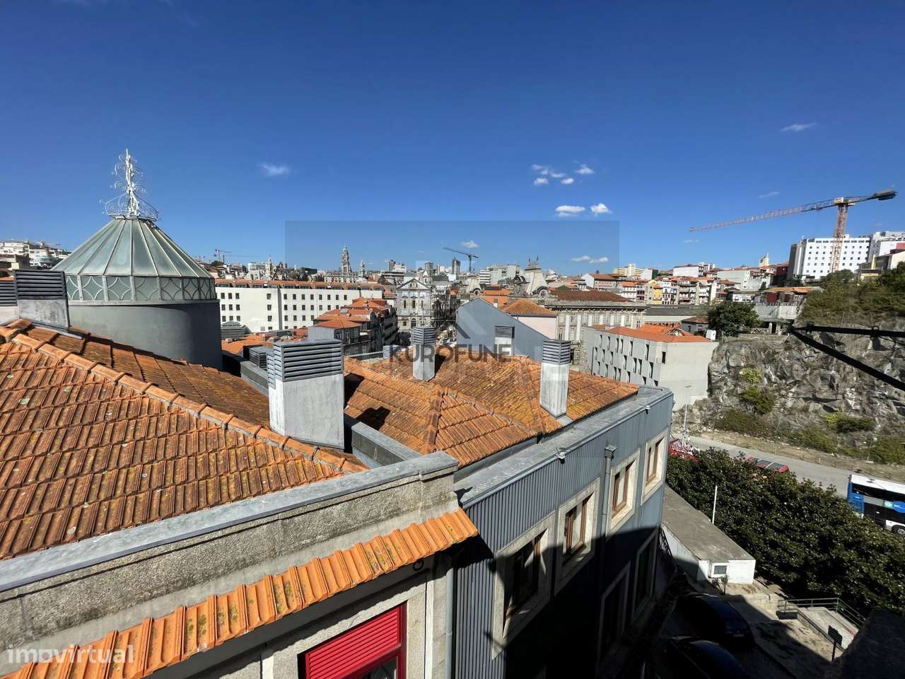 PREDIO COM PROJETO APROVADO PARA RECUPERAR NA SÉ DO PORTO-15