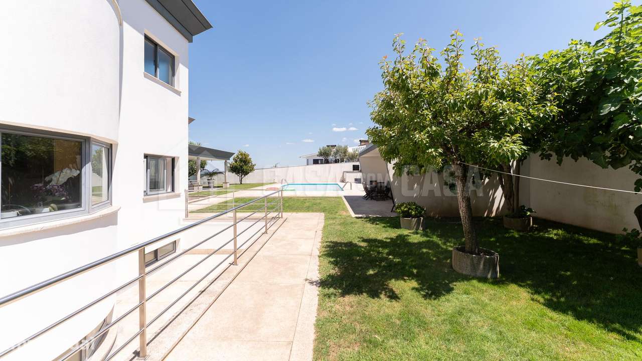 Moradia V6 com Piscina em Fragosela-26