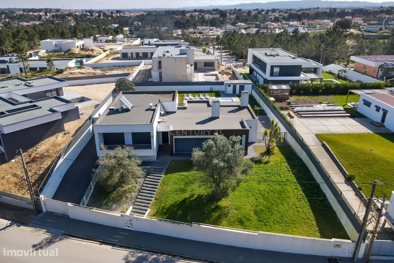 Moradia de Arquitetura Moderna T5 em Vila Alegre com Piscina