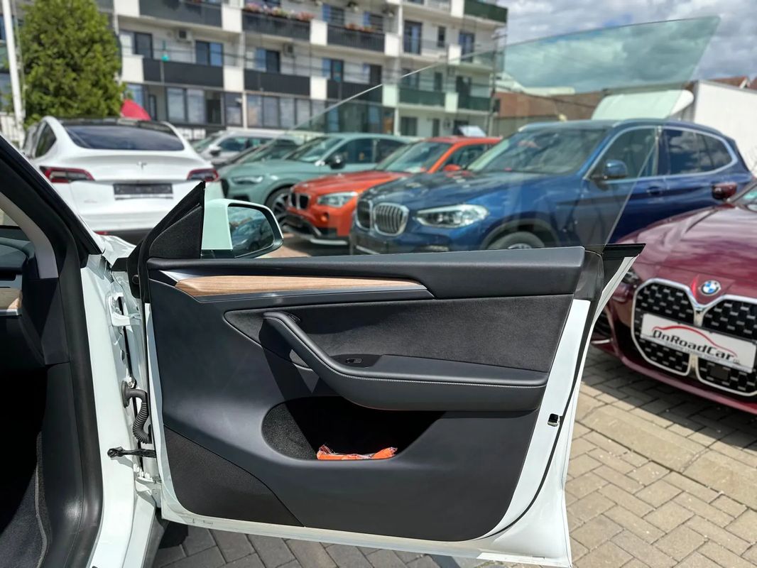 Tesla Model Y Long Range Dual Motor AWD - 33