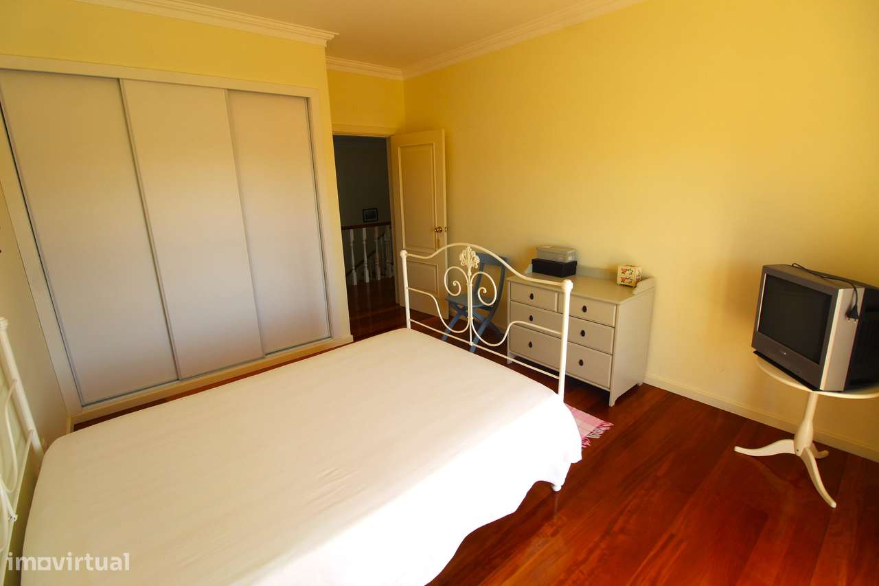 Elegante Moradia T4 Familiar-40