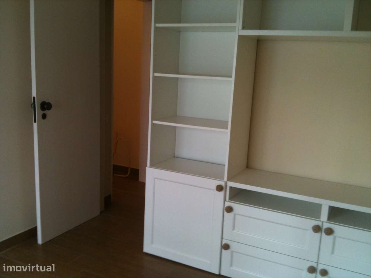 Carnaxide, T2 s/moveis, 1 casa de banho, despensa - Grande imagem: 5/9