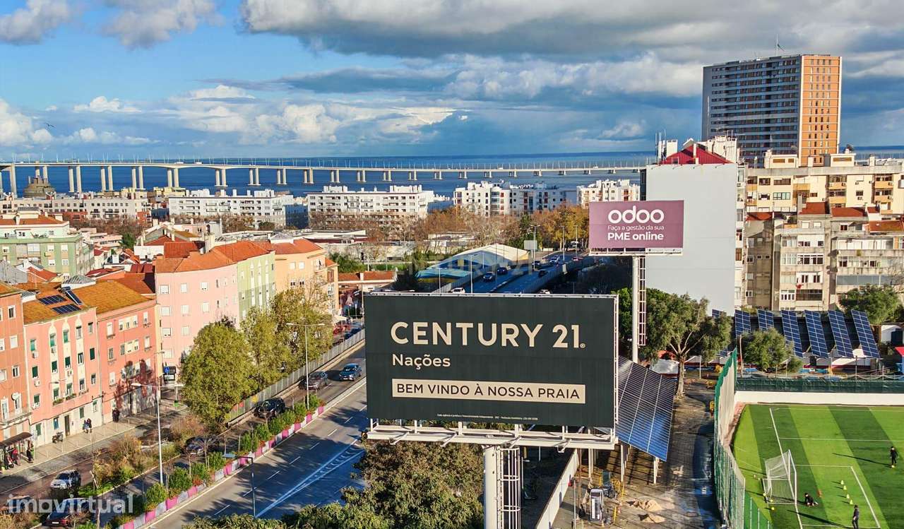 Apartamento T3 renovado recentemente com vista de Rio e Lisboa nos Oli-29