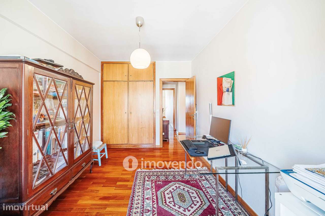 Apartamento T3, com garagem e arrecadação, na Ramada-26