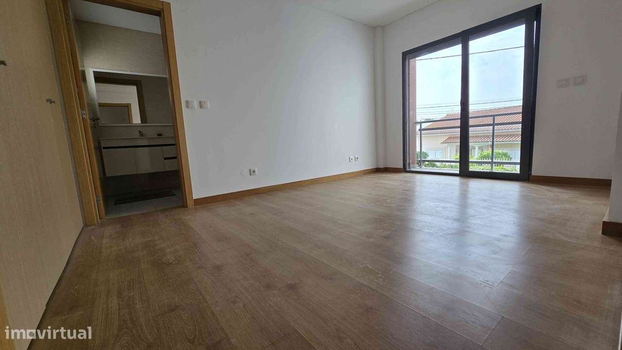 Moradia T4 isolada com jardim e garagem-20