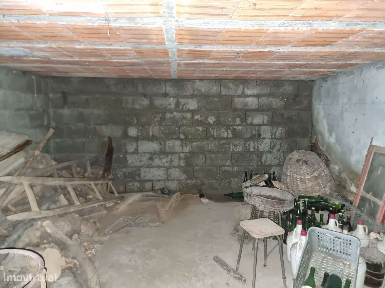 Moradia para restauro com elevado potencial de investimento-12