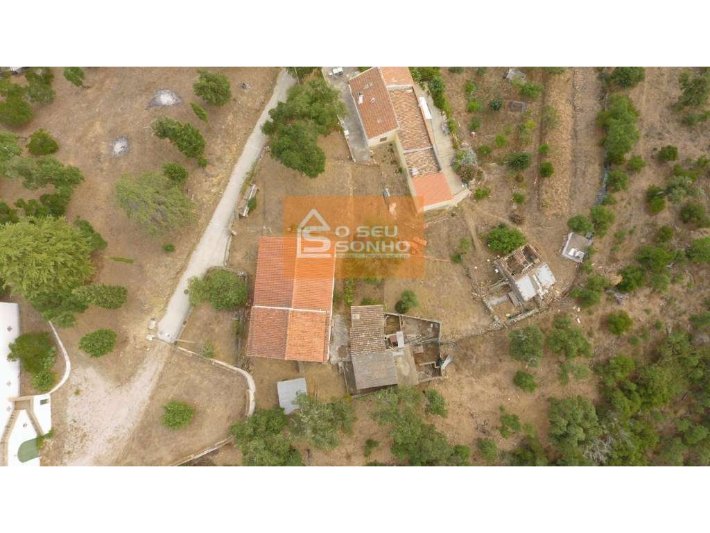 Moradia com Garagem e Terreno no Campo-8