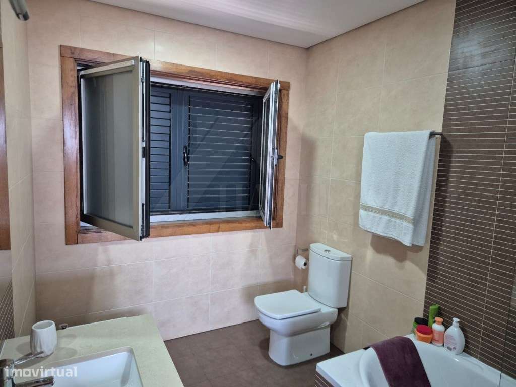 Moradia T4 com Suite, Jardim e Garagem - Centro de Ponte de Lima-9