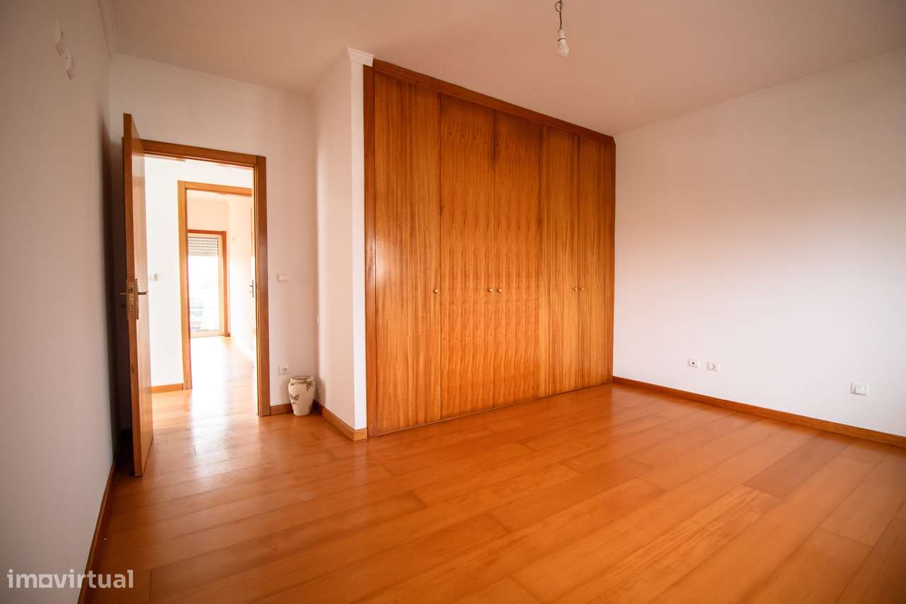 Moradia T4 Usada em Excelente Localização – A Apenas 1 km da Praia-16