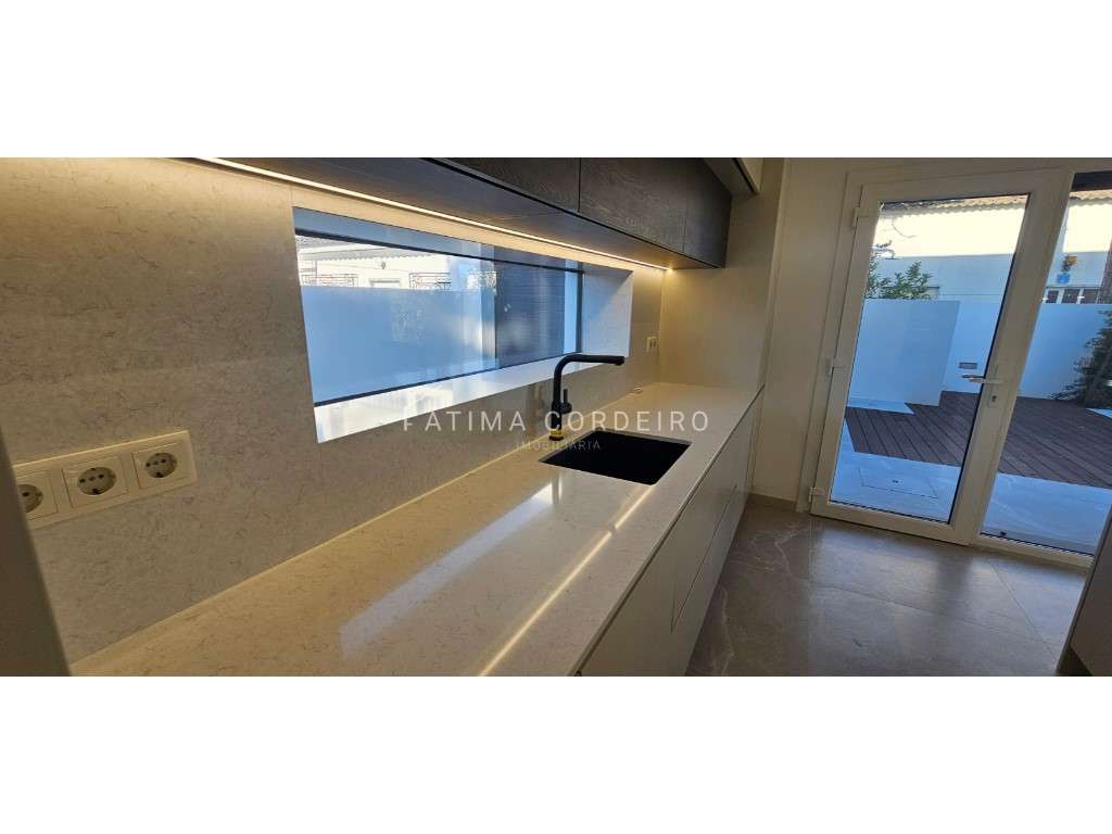 Excelente Moradia T3 Isolada com Piscina e garagem com acabamentos ...-16