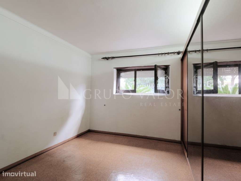 Moradia Isolada T4+2 com Garagem em Mem Martins-43