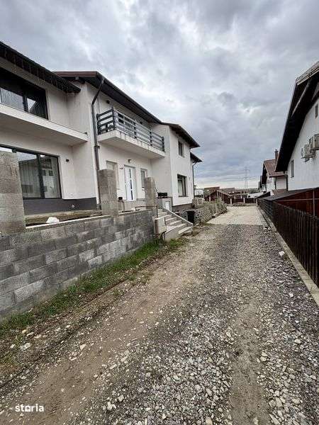 Casa de mijloc dintr-un triplex - Imagine principală: 5/8