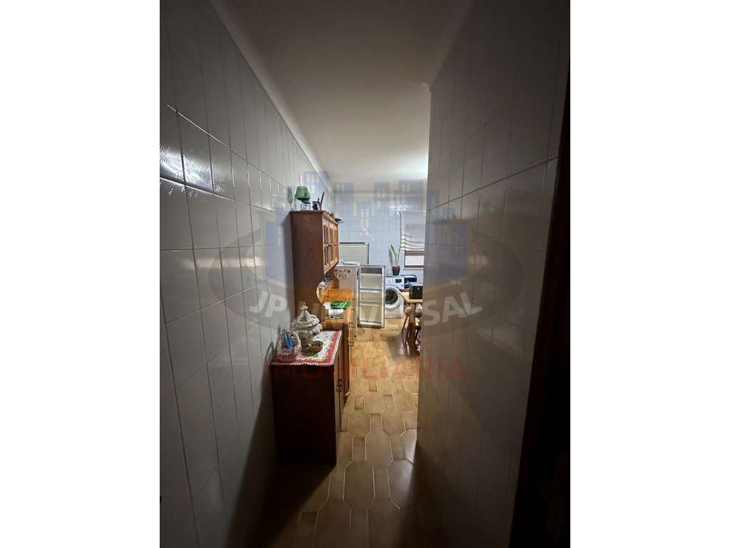 Vende-se Apartamento T3 junto à Avenida Marquês de Pombal-20