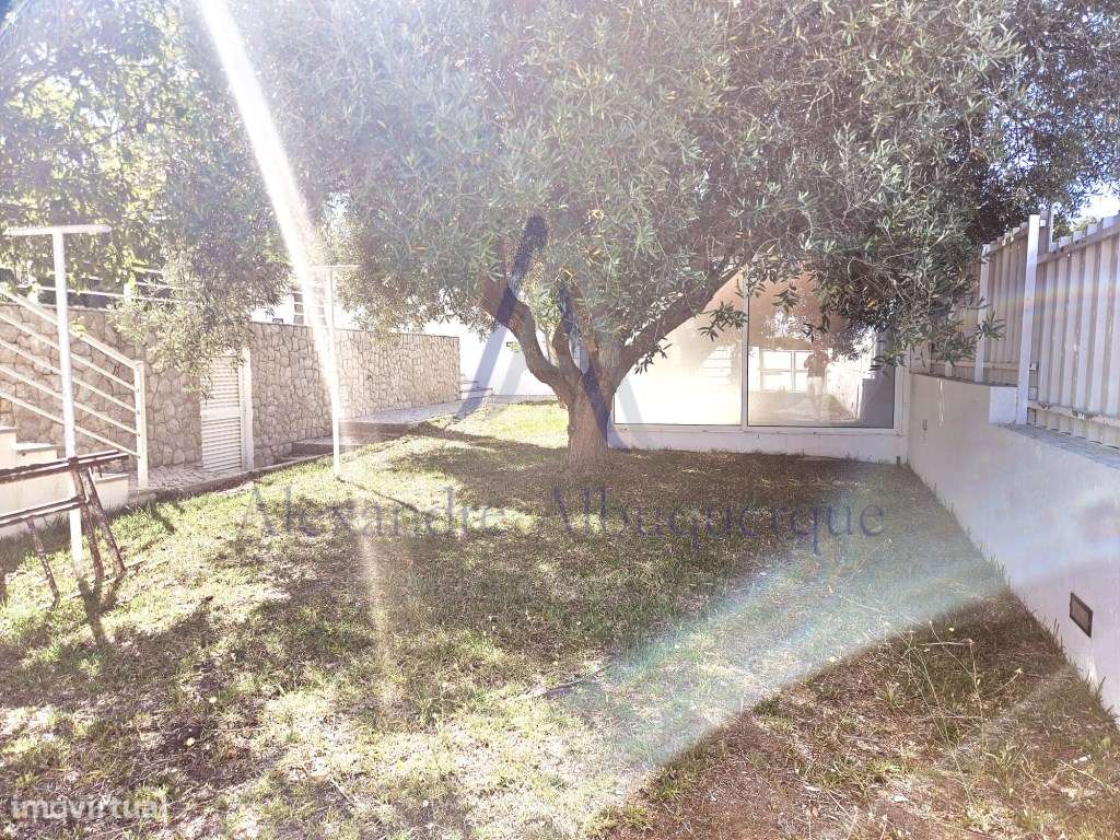 Moradia Isolada com Piscina T3+2-47
