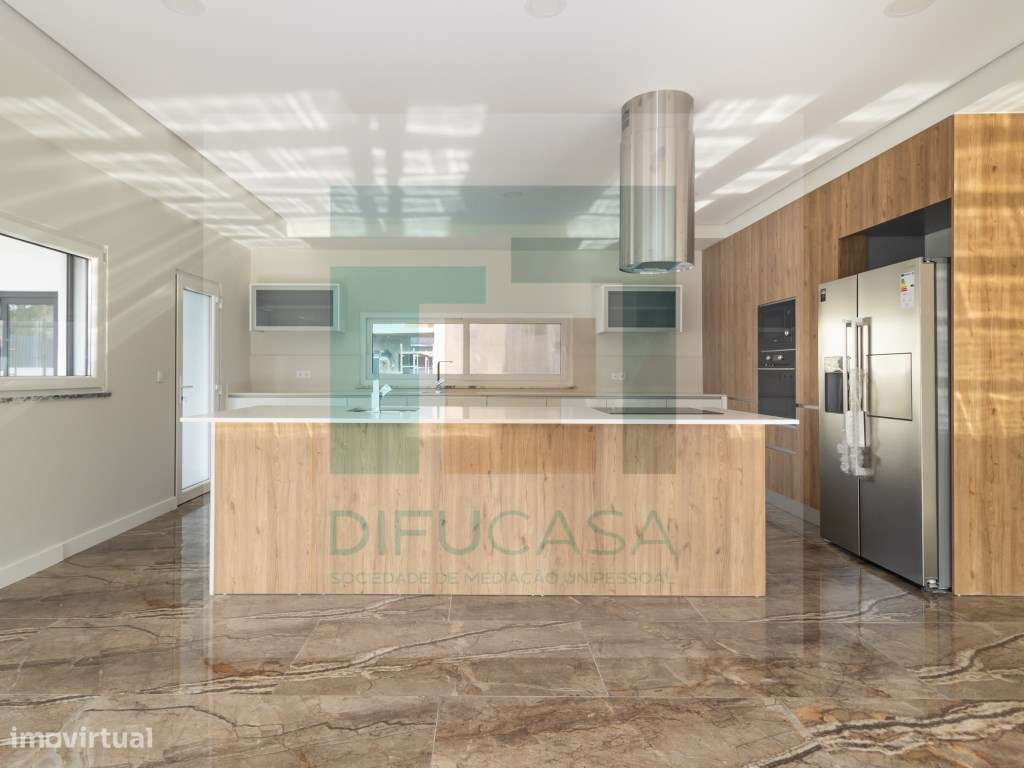 Moradia T5 com terreno fabulos de 600m2 - Grande imagem: 2/54