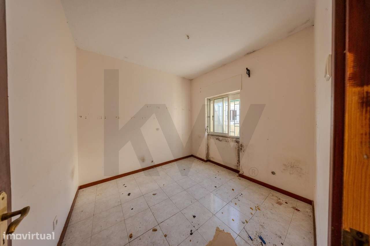 Moradia Bi-Familiar + 2 Anexos Habitáveis na Sobreda Caparica-39