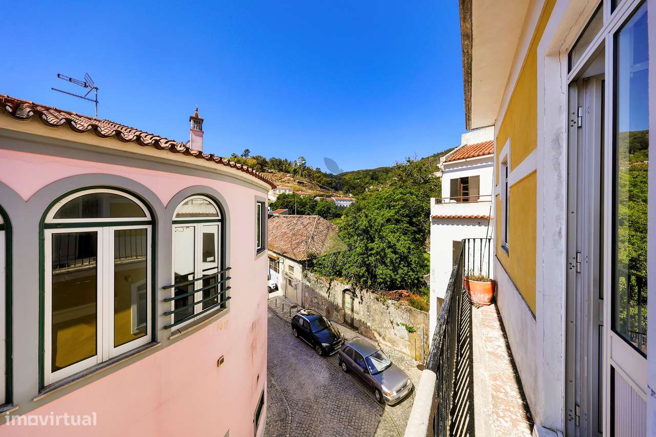 Edifício com Loja e Habitação, Charme, Investimento e Rendimento  no C-24
