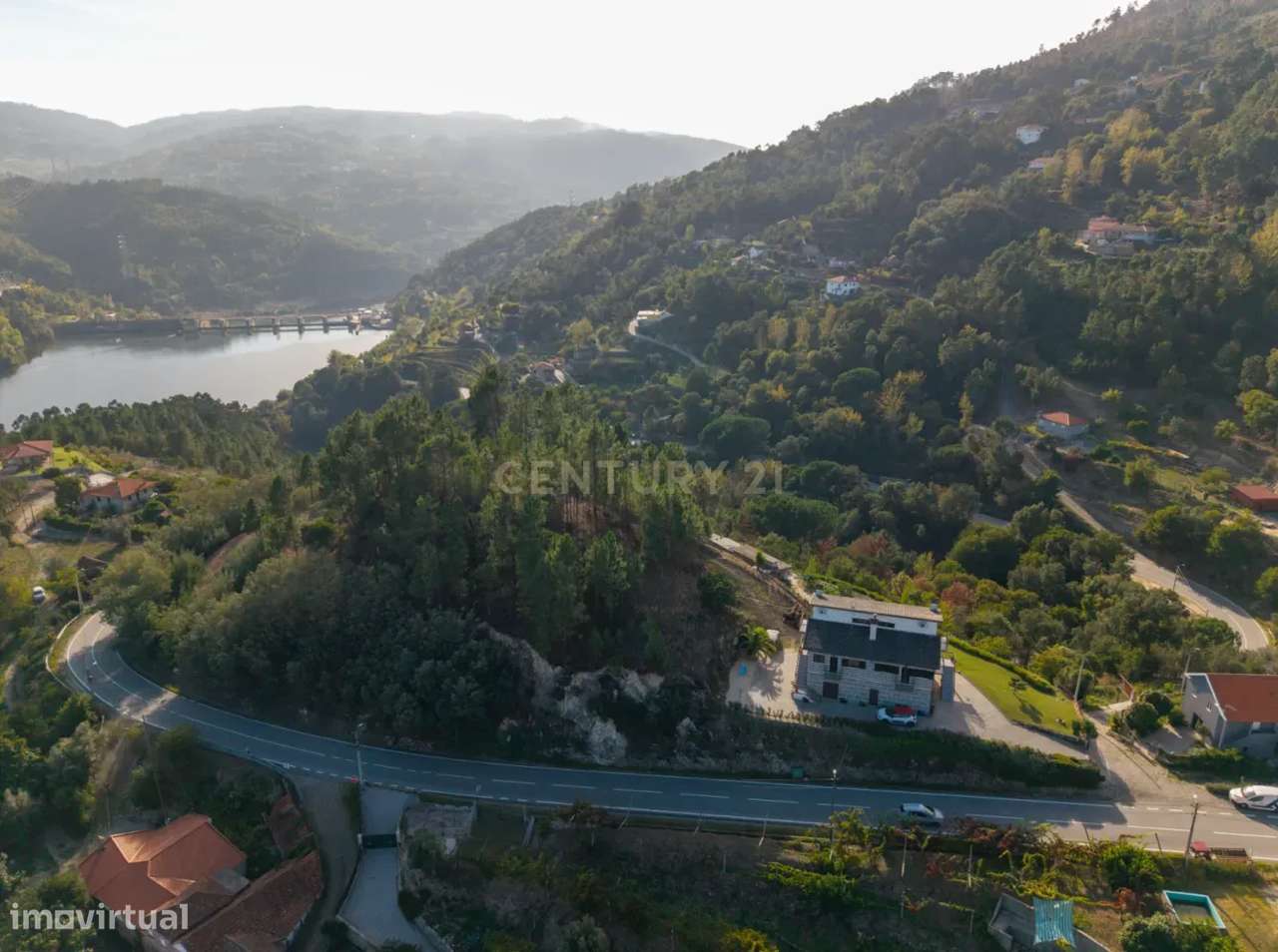 Moradia V4 com Vista Rio e Terreno em Paços de Gaiolo-26