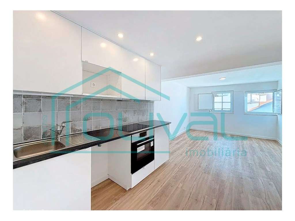 Apartamento à venda em rua Padre Cruz-0