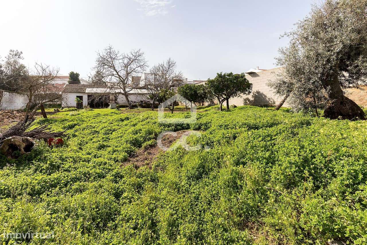 Moradia térrea c/ 311 m² de construção em lote de 1124 m² | Vila de Fr-36