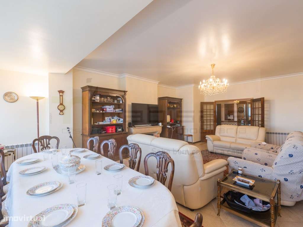 T4 com parqueamento e arrecadação a 2 min. do metro do Lumiar-12