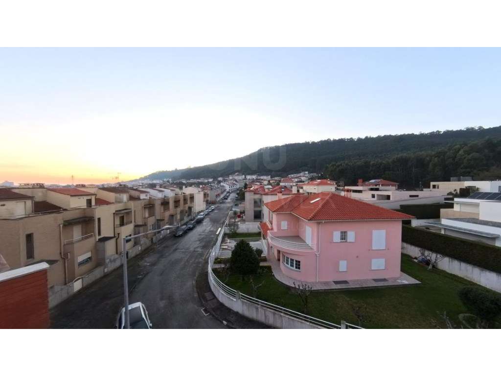 Moradia T4 Geminada na Meadela-16