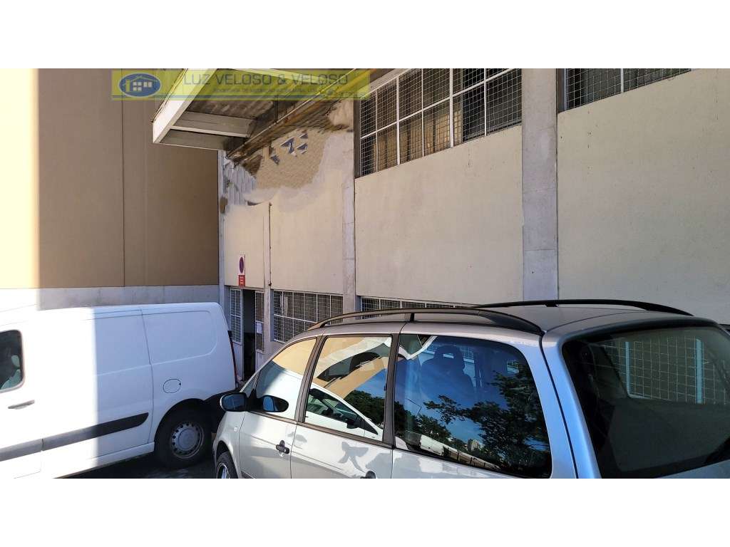 Armazém de 3 pisos, 3 entradas, 1118 m2, nas Olaias, Lisboa-5