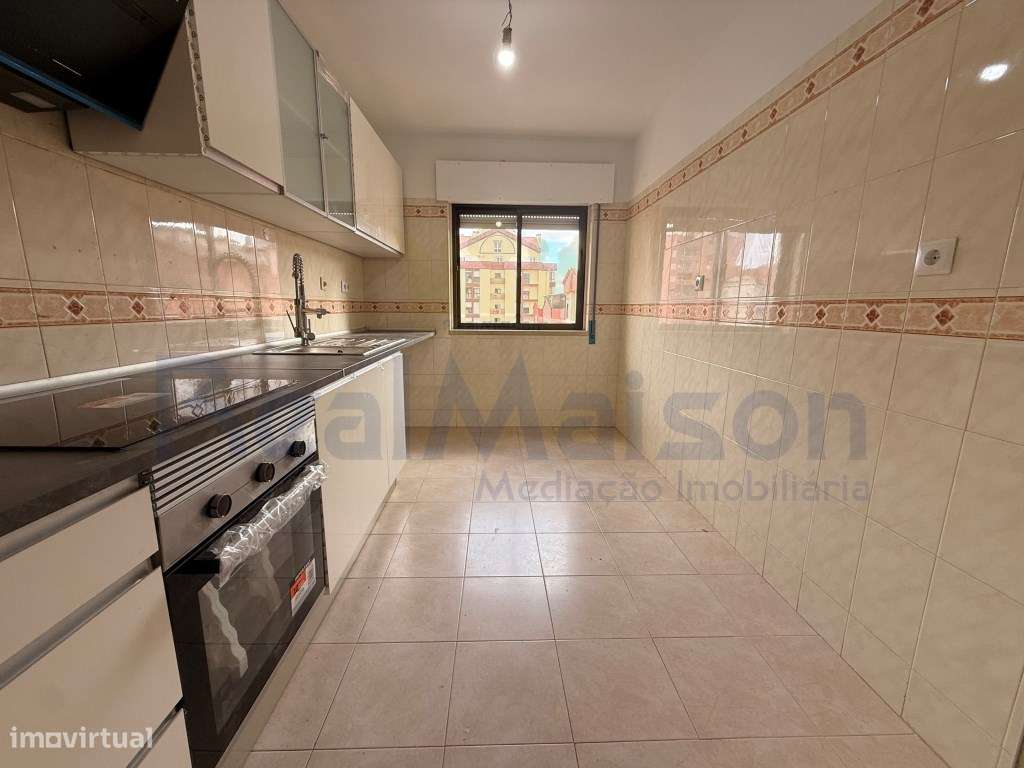 Vende-se Apartamento T2 Renovado - Mem Martins-4