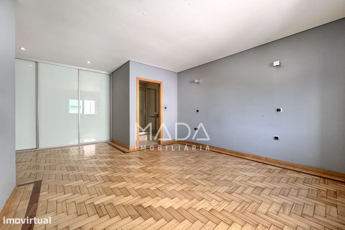 Apartamento T2+1 (último piso) c/sótão no centro histórico de Braga-16