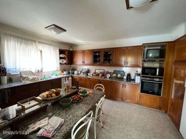 Excelente Moradia c/Piscina, Ringue desportivo, Garagem-26