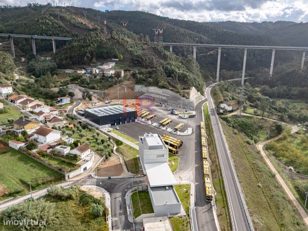 Coimbra, Vende-se Moradia com terreno e jardim.-50