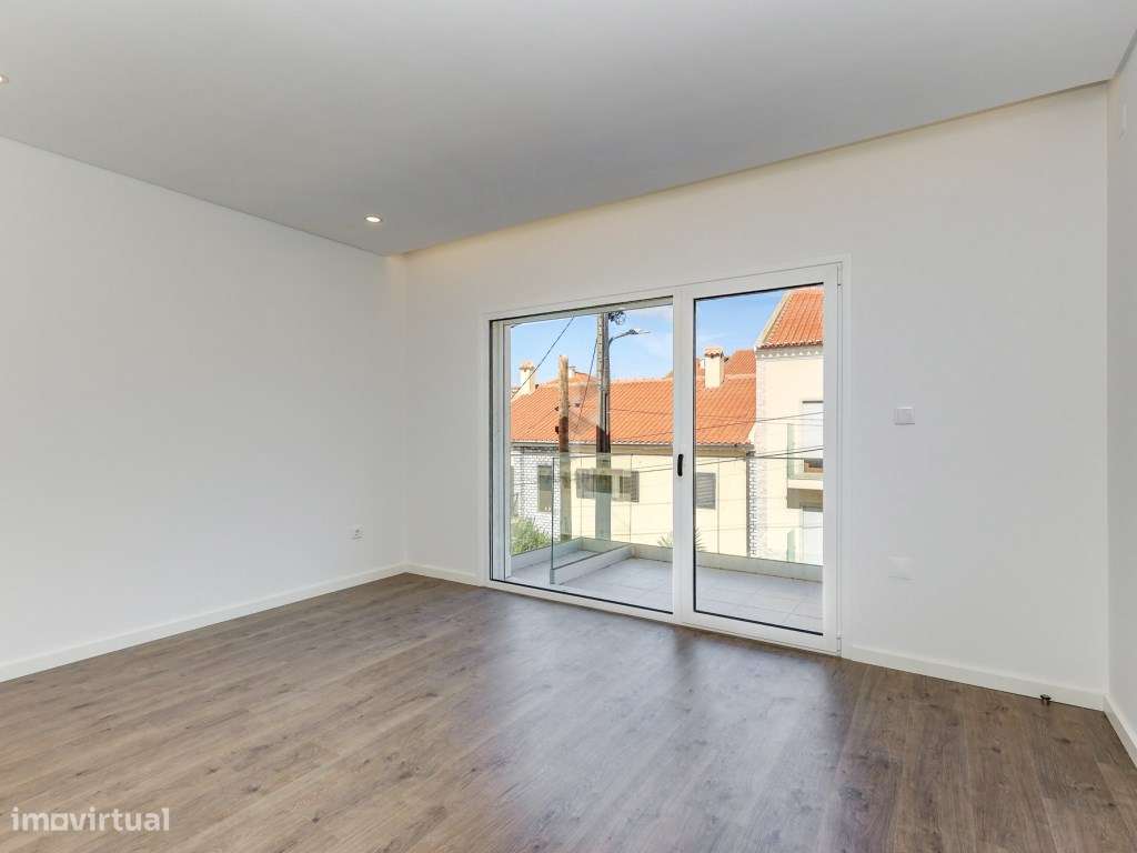 MORADIA T4 NOVA
Famões, moradia independente V4+1 nova com Jardim,...-20