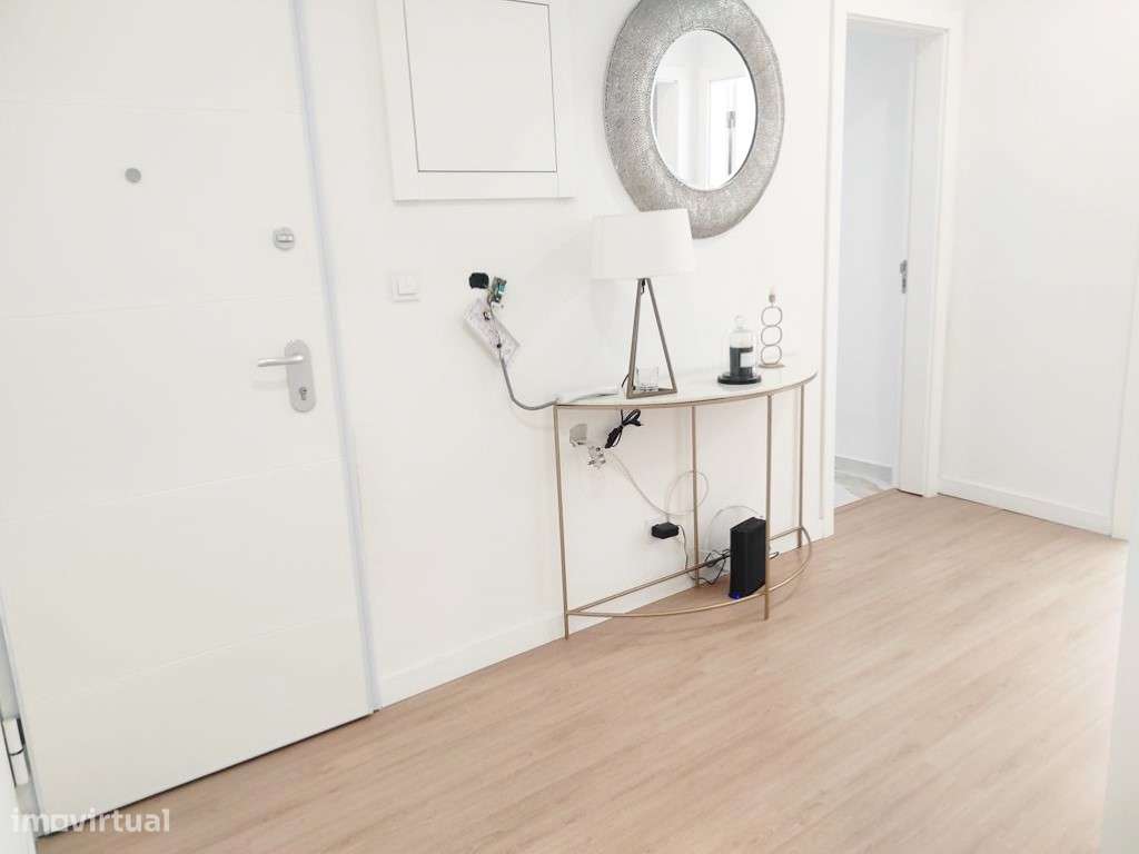 T2 totalmente remodelado no centro do Casal São Brás-8