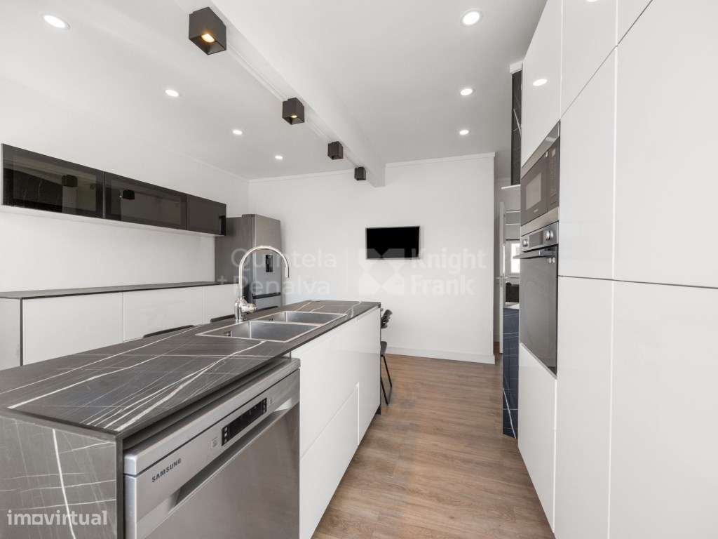 Apartamento T2 renovado com varanda em Arroios-17