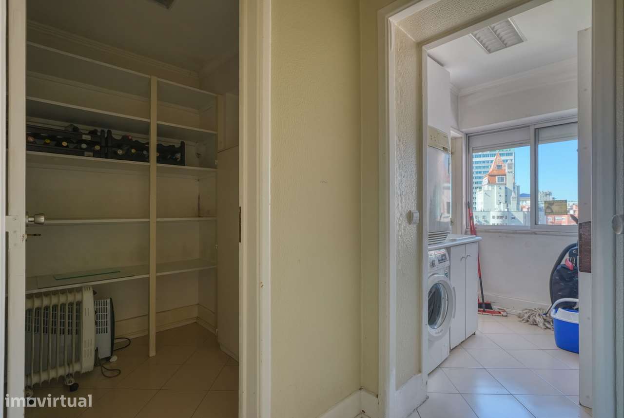 Apartamento T4 com varanda na Av. João XXI, Lisboa-23