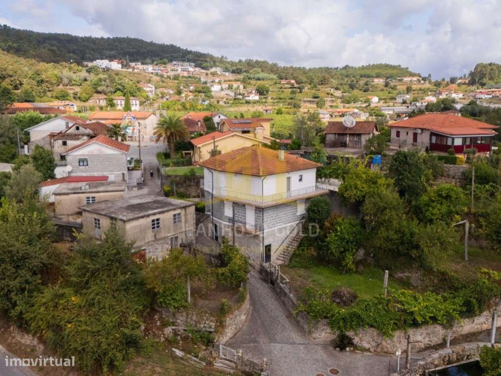 Moradia T6 em Lanhoso - Espaço, Conforto e Versatilidade-30