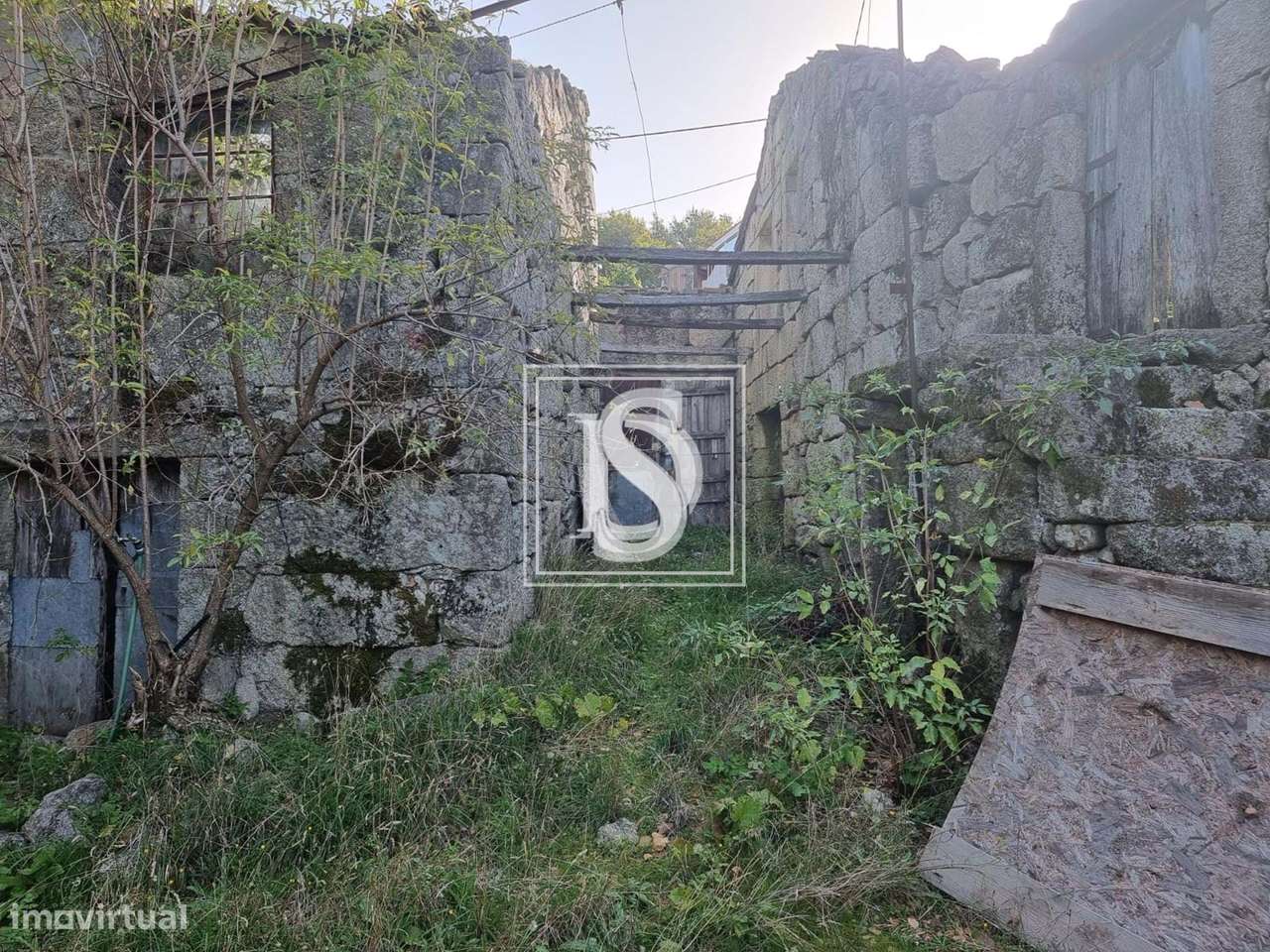 Moradia T5 para Restaurar, com terreno, em Ruivães, Vieira do Minho-7