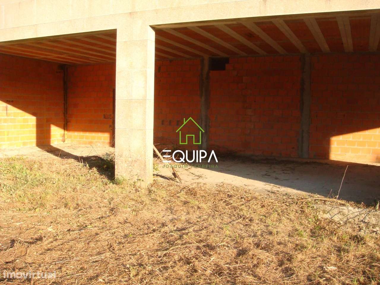 Terreno para construção (com moradia  T-5, construída em grosso), e-30