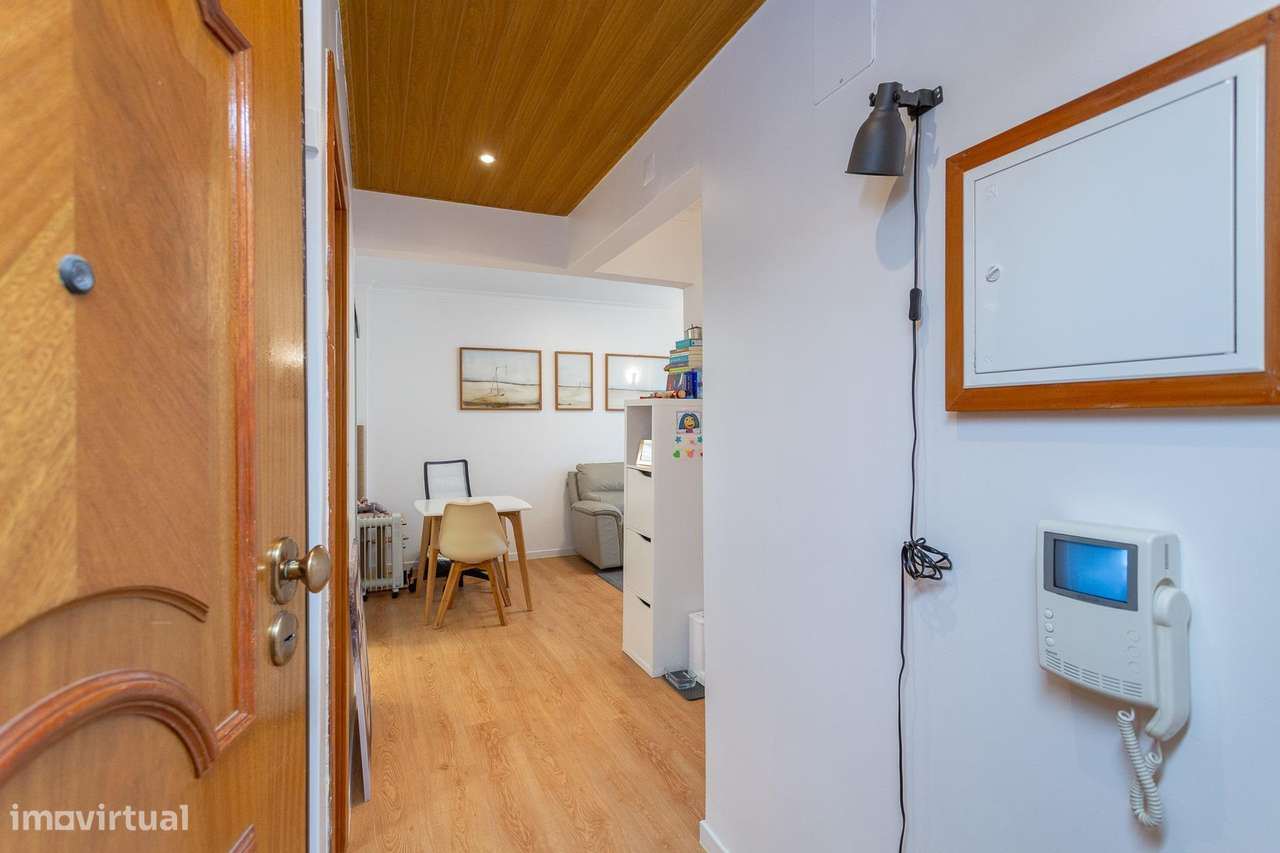 Apartamento T0 convertido em T1 no Alto do Forte-9