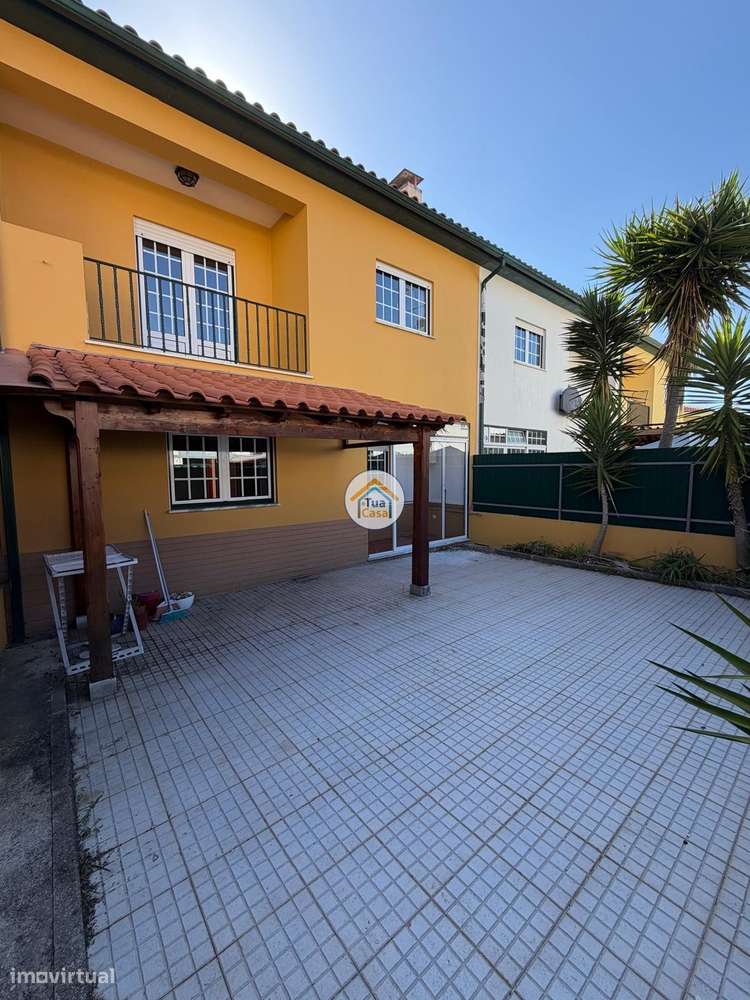Moradia T4 no centro de Cantanhede com dois pisos e terraço.-38