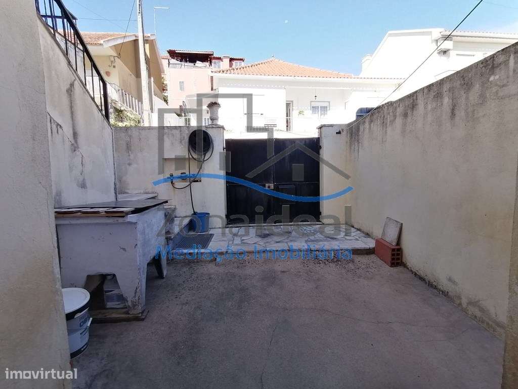 Moradia com dois pisos e logradouro, localizada em Alenquer-18