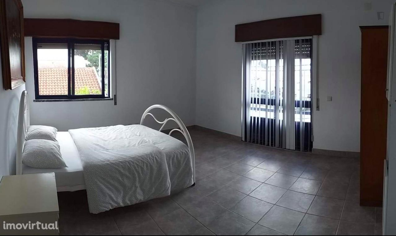 261027 - Quarto espaçoso com cama de casal em Setúbal