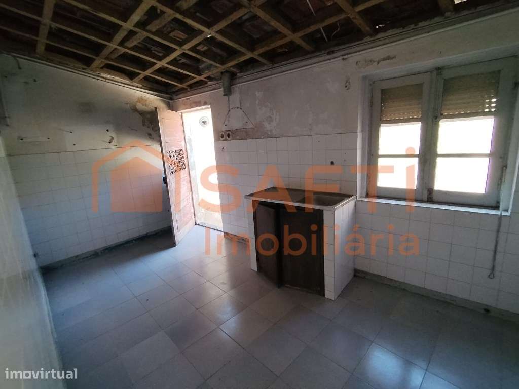 Prédio de habitação e comércio em São Mamede do Coronado - Grande imagem: 5/16