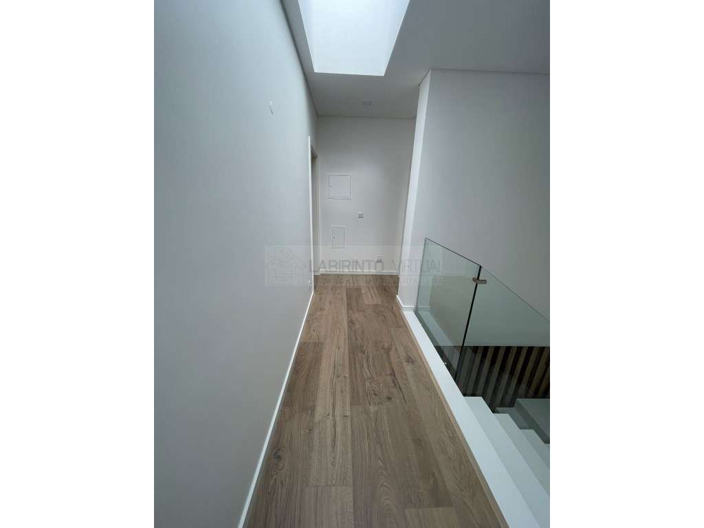 Vende-se Moradias T4 em Condomínio privado, no Fanqueiro - Loures-11