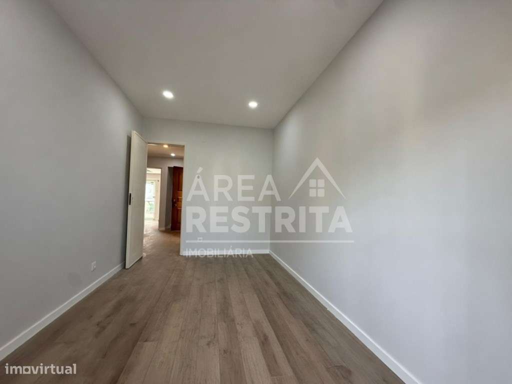 Apartamento T4 transformado em T3 no Laranjeiro-12