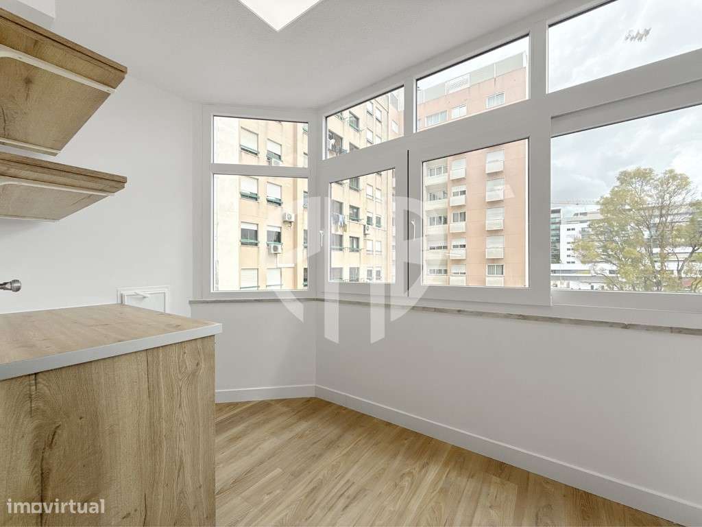 Apartamento T3 Totalmente Remodelado // Estrada da Luz-13
