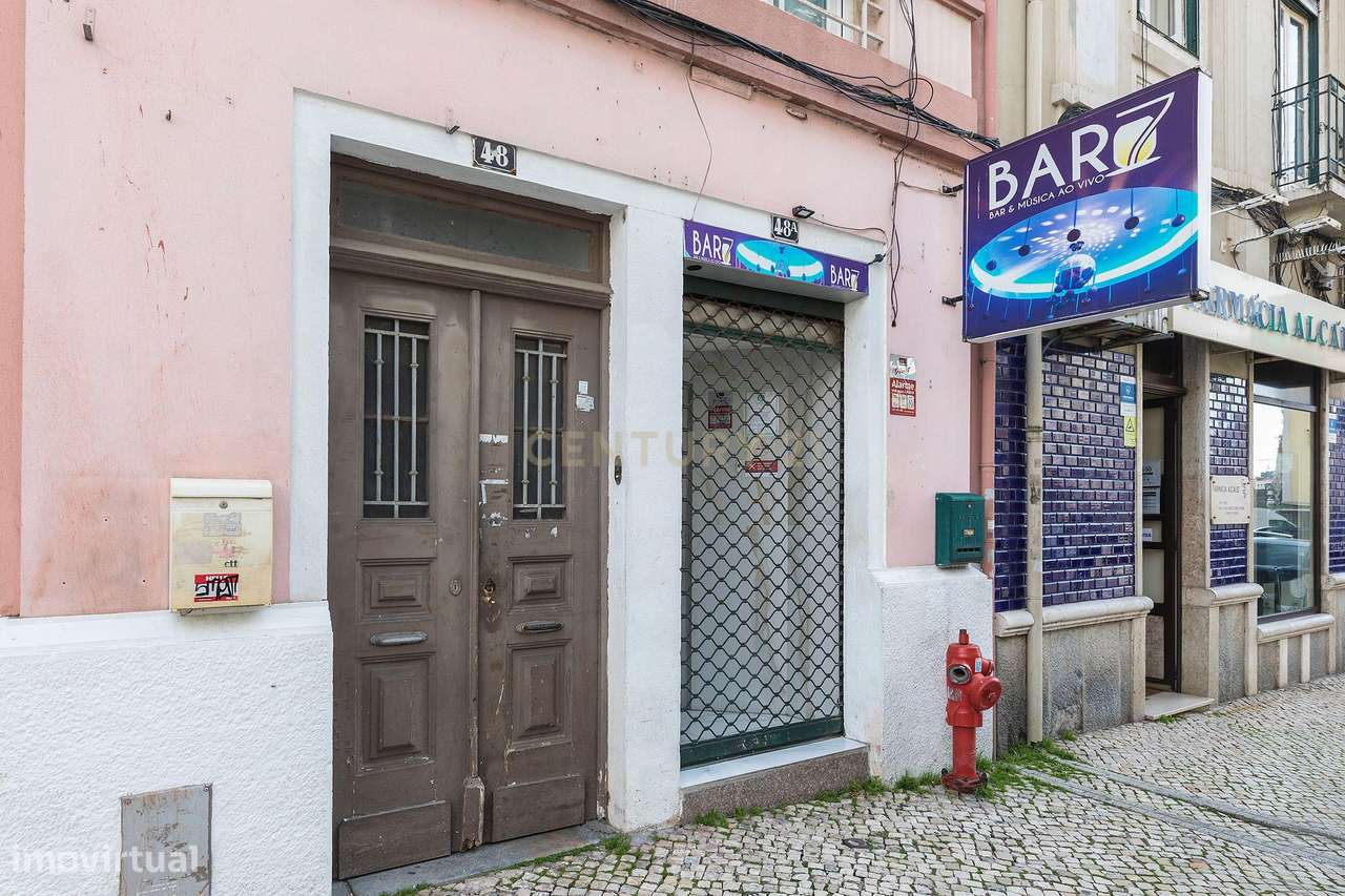 Prédio em propriedade Total | 3 Apartamentos T2+1 e Loja | Lisboa | A-32